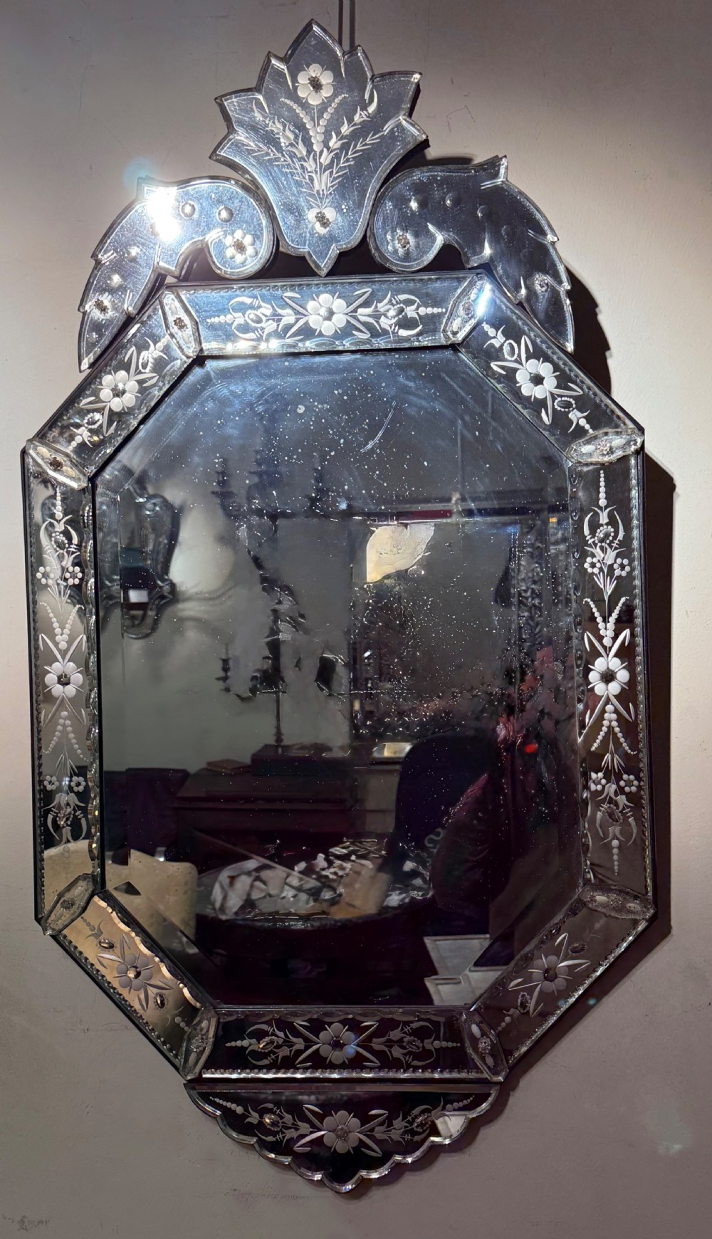 Octagonal Venetian mirror with crest View V