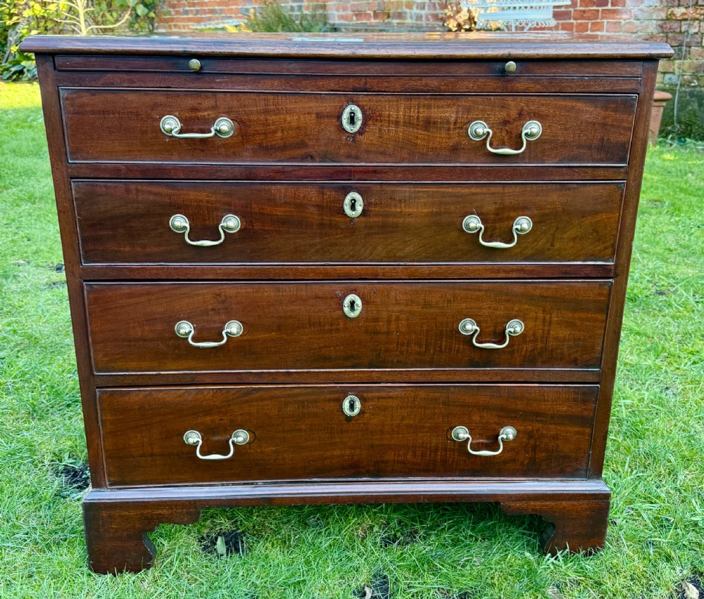 18th Century small mahogany chest of drawers 