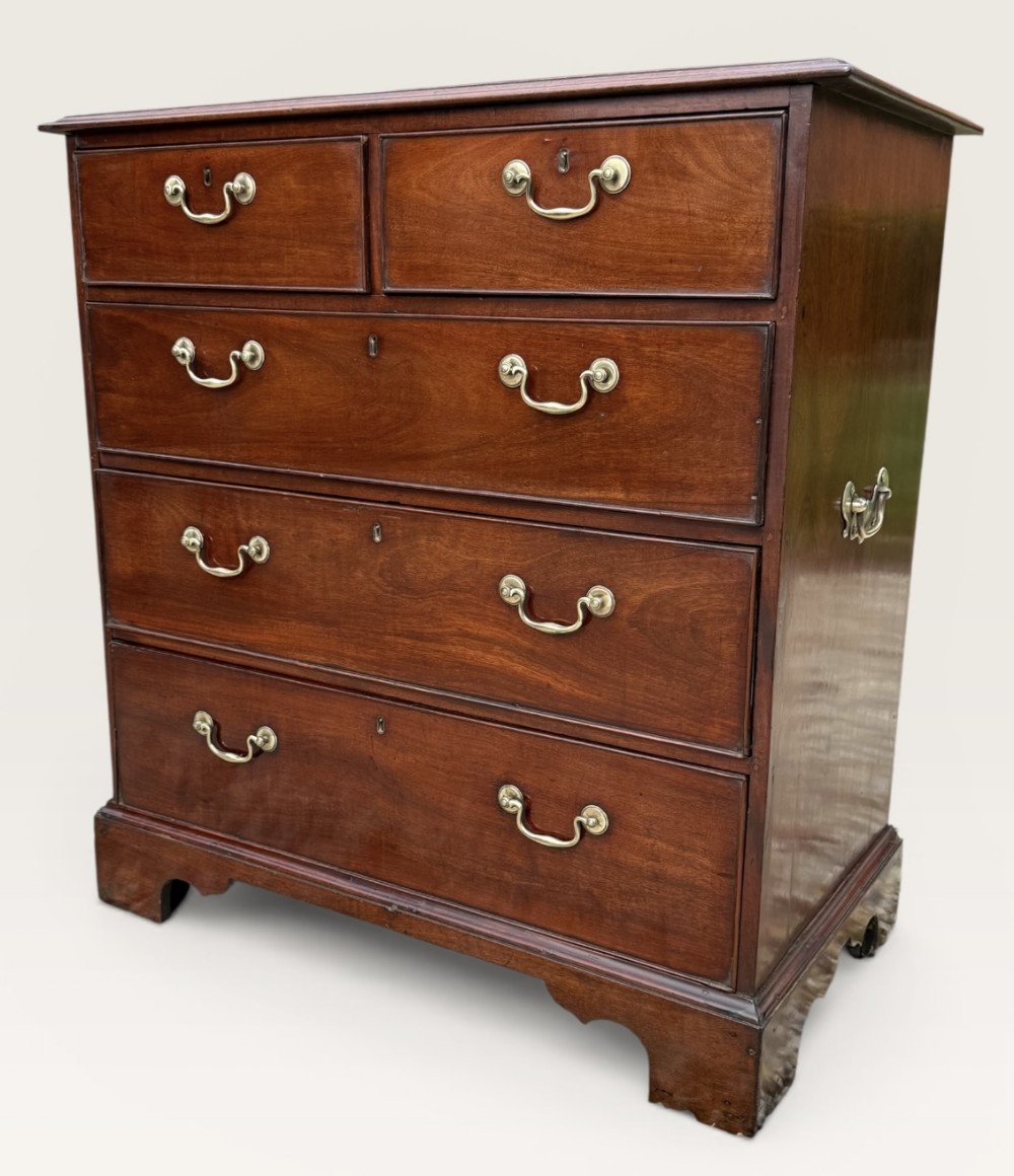 18th Century chest of drawers in Cuban mahogany 