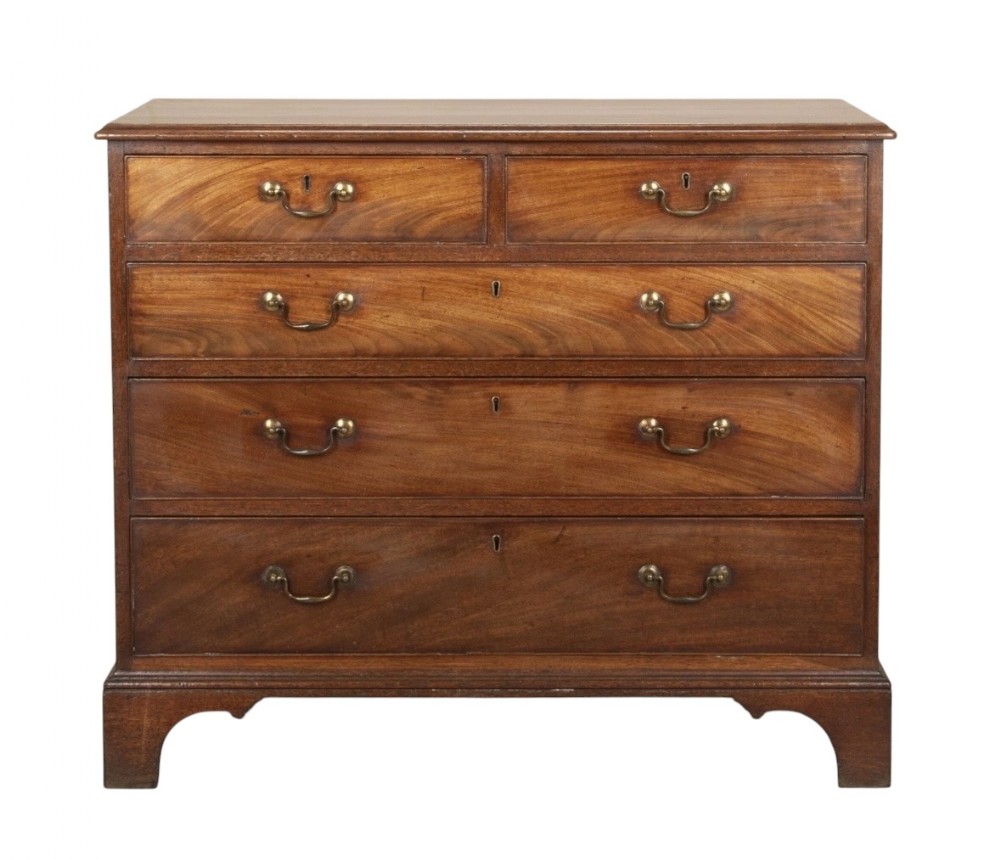 A 19th-century English Georgian mahogany chest of drawers featuring two short over three long graduated drawers with brass swan-neck handles and bracket feet.