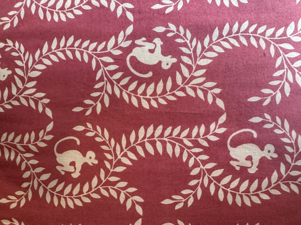 A late 19th-century French carved walnut window seat featuring raised oval ends, fluted tapered legs, and a pink patterned upholstered seat cushion. View IV