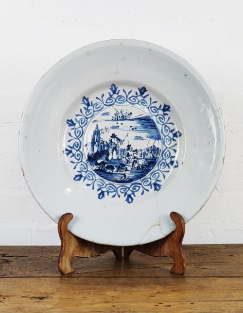 A Large Late 17th / Early 18thc Delft Charger.