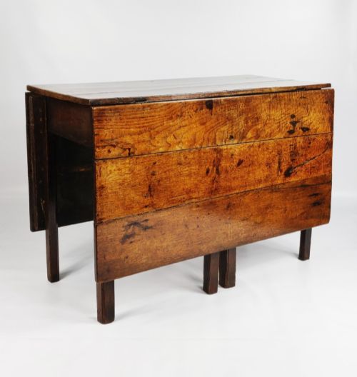 A Fine Early 18th Century Double Gateleg Table.