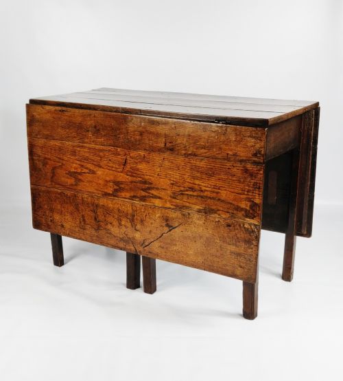 fig 1. A Fine Early 18th Century Double Gateleg Table.