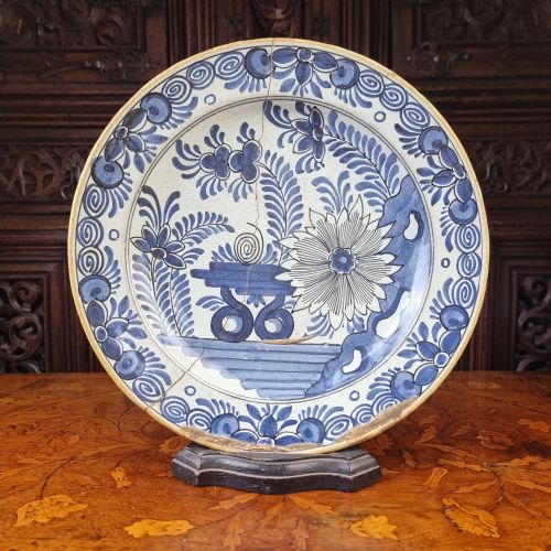 AN EARLY 18TH CENTURY DELFT CHARGER