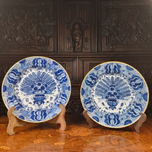 A PAIR OF 18TH CENTURY DELFT PLATES