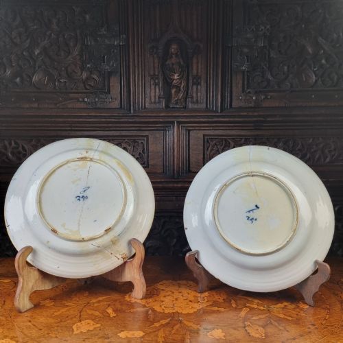 A PAIR OF 18TH CENTURY DELFT PLATES - ADDITIONAL PHOTO 3