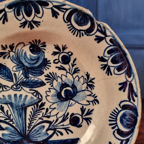 AN 18TH CENTURY DELFT PLATE - ADDITIONAL PHOTO 1