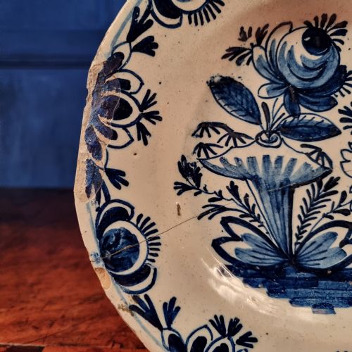 AN 18TH CENTURY DELFT PLATE - ADDITIONAL PHOTO 2
