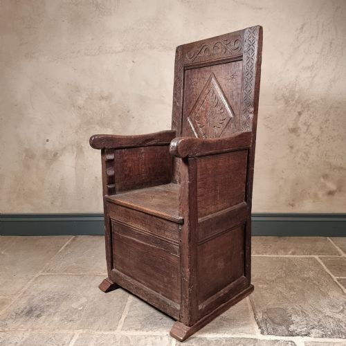 A 17TH CENTURY ENCLOSED ARMCHAIR - ADDITIONAL PHOTO 5