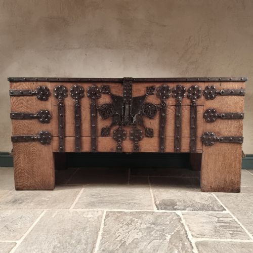 A 16TH CENTURY IRON BOUND COFFER - ADDITIONAL PHOTO 3