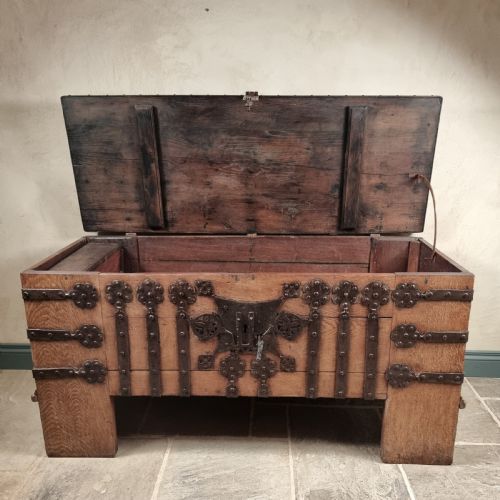 A 16TH CENTURY IRON BOUND COFFER - ADDITIONAL PHOTO 8