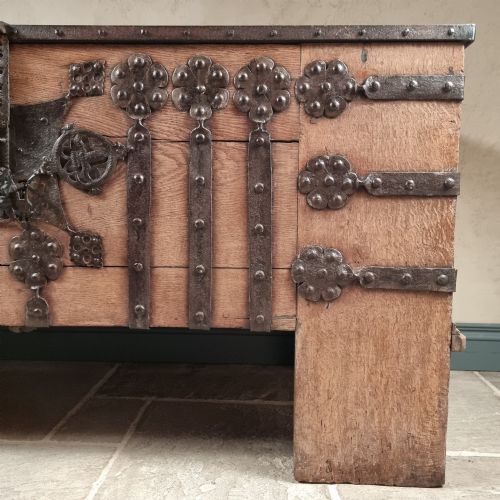 A 16TH CENTURY IRON BOUND COFFER - ADDITIONAL PHOTO 1