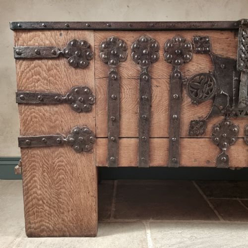 A 16TH CENTURY IRON BOUND COFFER - ADDITIONAL PHOTO 2