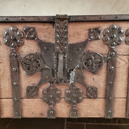 A 16TH CENTURY IRON BOUND COFFER - ADDITIONAL PHOTO 5