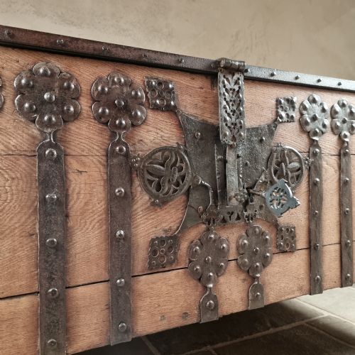 A 16TH CENTURY IRON BOUND COFFER - ADDITIONAL PHOTO 6