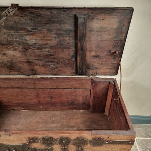 A 16TH CENTURY IRON BOUND COFFER - ADDITIONAL PHOTO 9
