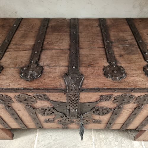A 16TH CENTURY IRON BOUND COFFER - ADDITIONAL PHOTO 7