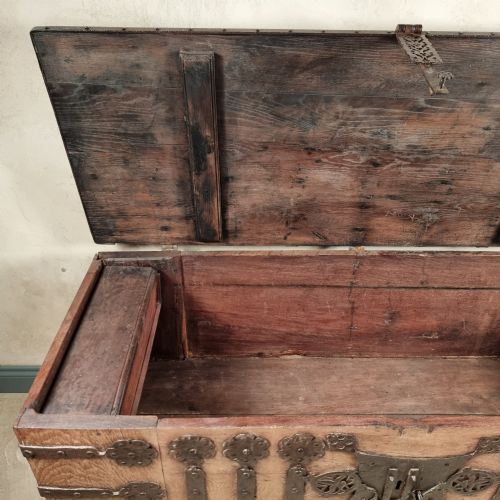 A 16TH CENTURY IRON BOUND COFFER - ADDITIONAL PHOTO 10