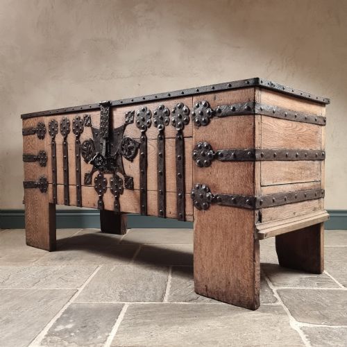 A 16TH CENTURY IRON BOUND COFFER - ADDITIONAL PHOTO 12