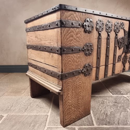 A 16TH CENTURY IRON BOUND COFFER - ADDITIONAL PHOTO 13