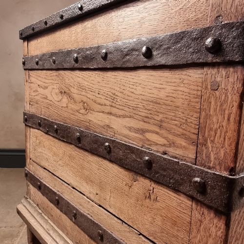 A 16TH CENTURY IRON BOUND COFFER - ADDITIONAL PHOTO 14