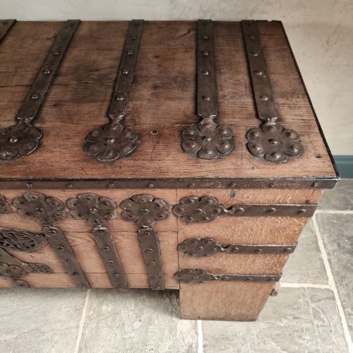 A 16TH CENTURY IRON BOUND COFFER - ADDITIONAL PHOTO 16