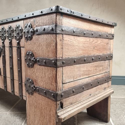 A 16TH CENTURY IRON BOUND COFFER - ADDITIONAL PHOTO 19