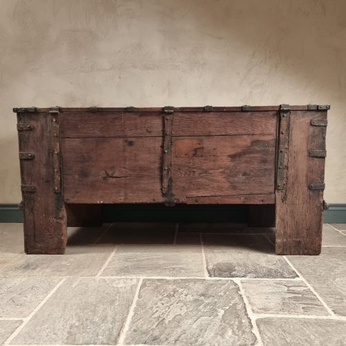 A 16TH CENTURY IRON BOUND COFFER - ADDITIONAL PHOTO 20