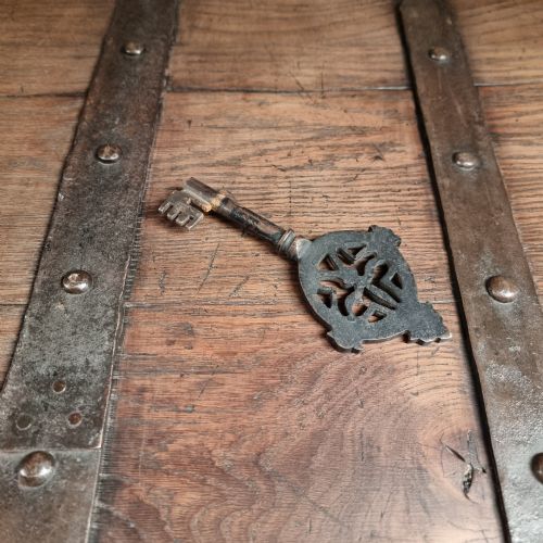 A 16TH CENTURY IRON BOUND COFFER - ADDITIONAL PHOTO 21