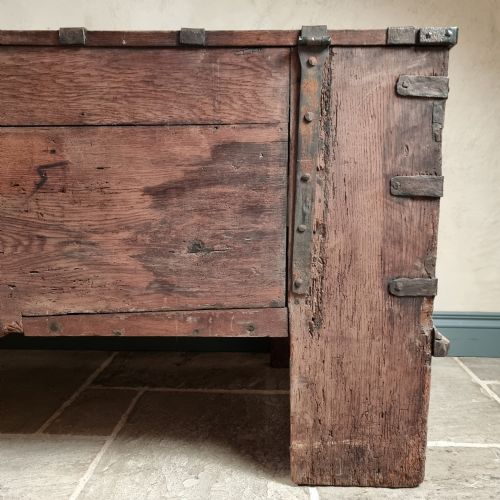 A 16TH CENTURY IRON BOUND COFFER - ADDITIONAL PHOTO 22