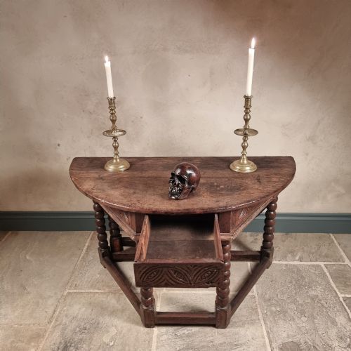 A FINE 17TH CENTURY CREDENCE TABLE - ADDITIONAL PHOTO 4