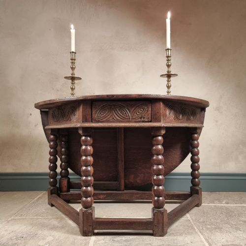 A FINE 17TH CENTURY CREDENCE TABLE - ADDITIONAL PHOTO 5