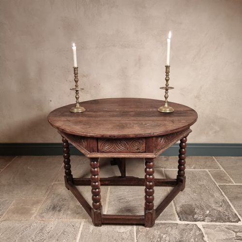 A FINE 17TH CENTURY CREDENCE TABLE - ADDITIONAL PHOTO 7