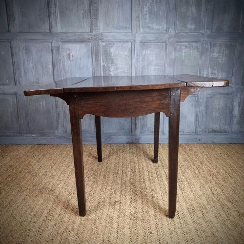 A GEORGE III COUNTRY PEMBROKE TABLE - ADDITIONAL PHOTO 4