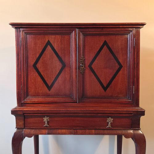 A SMALL 18TH CENTURY CABINET ON STAND - ADDITIONAL PHOTO 2