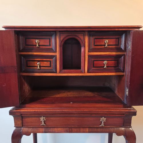 A SMALL 18TH CENTURY CABINET ON STAND - ADDITIONAL PHOTO 3