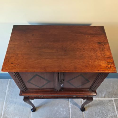A SMALL 18TH CENTURY CABINET ON STAND - ADDITIONAL PHOTO 6