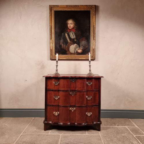 AN 18TH CENTURY SERPENTINE CHEST OF DRAWERS - ADDITIONAL PHOTO 1