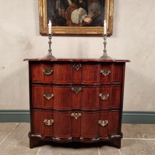 AN 18TH CENTURY SERPENTINE CHEST OF DRAWERS