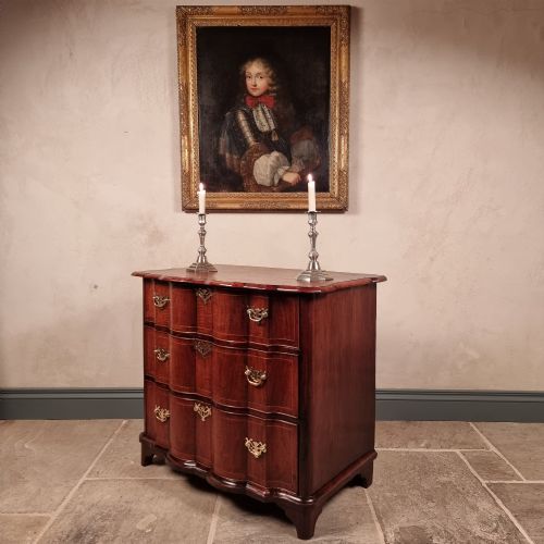 AN 18TH CENTURY SERPENTINE CHEST OF DRAWERS - ADDITIONAL PHOTO 5