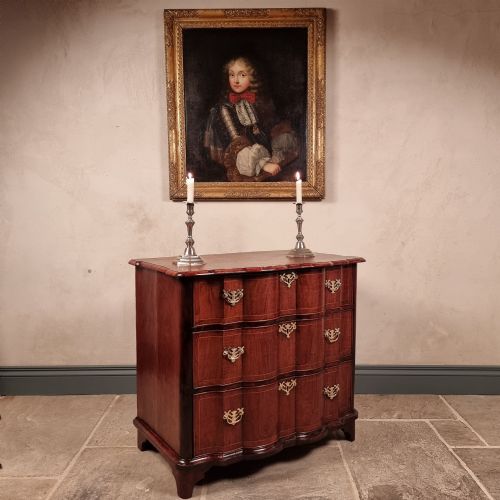 AN 18TH CENTURY SERPENTINE CHEST OF DRAWERS - ADDITIONAL PHOTO 6