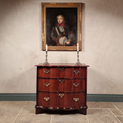 AN 18TH CENTURY SERPENTINE CHEST OF DRAWERS - ADDITIONAL PHOTO 7