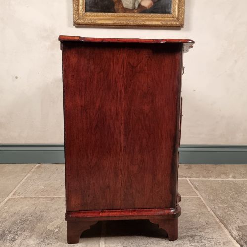 AN 18TH CENTURY SERPENTINE CHEST OF DRAWERS - ADDITIONAL PHOTO 8