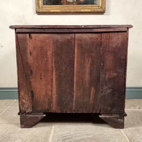 AN 18TH CENTURY SERPENTINE CHEST OF DRAWERS - ADDITIONAL PHOTO 9