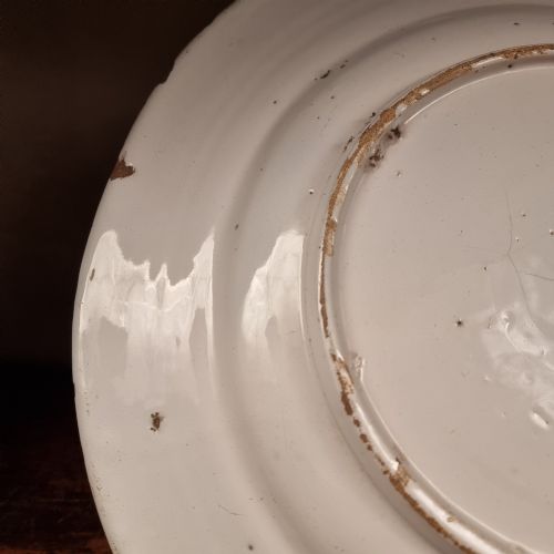 A LARGE 17TH CENTURY DELFT CHARGER - ADDITIONAL PHOTO 7