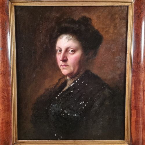 fig 1. An Edwardian oil portrait of a lady framed in a wide burr wood moulding with a gilded inner border.