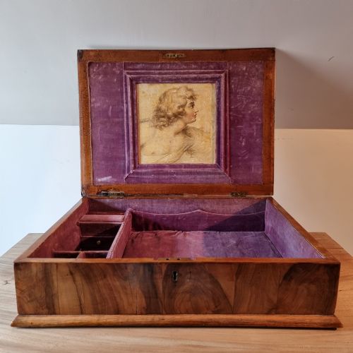 fig 1. A rectangular William and Mary period walnut lace box featuring concentric oyster veneer patterns on the hinged lid.