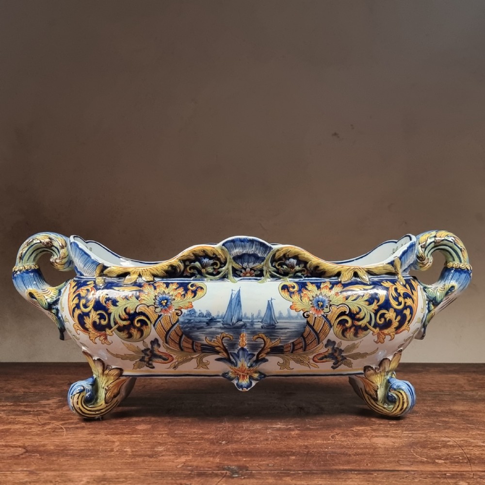 A large late 19thc majolica planter.