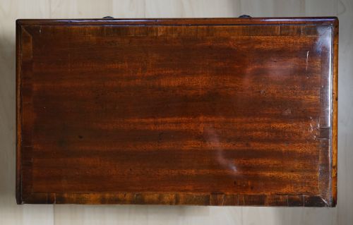 A GOOD EARLY 19TH CENTURY MAHOGANY MINIATURE CHEST OF DRAWERS - ADDITIONAL PHOTO 1